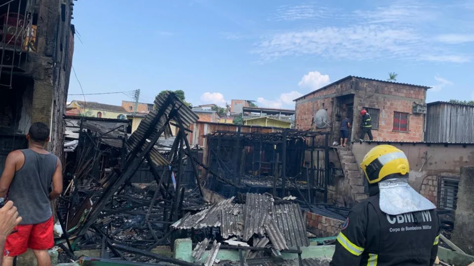 VÍDEOS: Incêndio atinge três casas no bairro Japiim