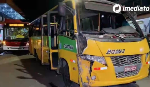 População destrói lotação após realização de racha e cobrador é espancado