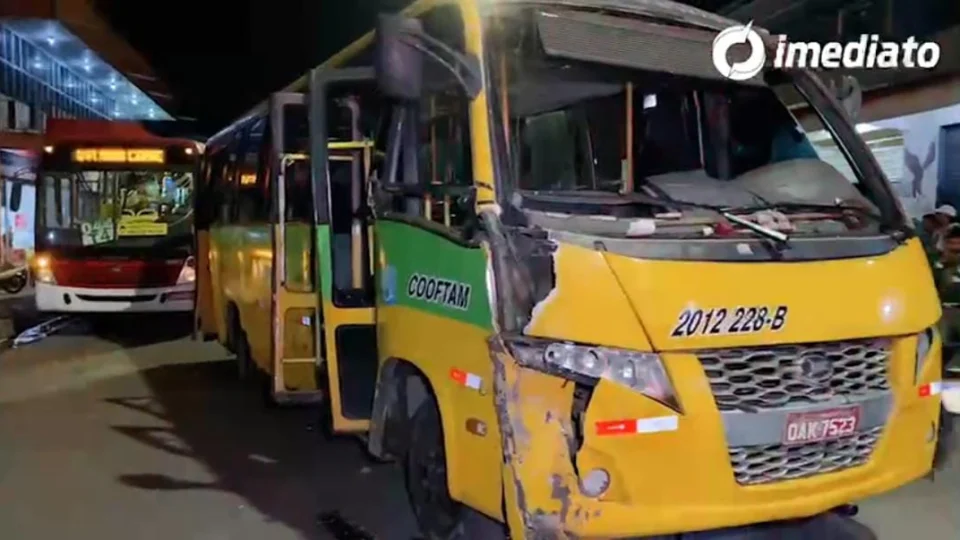 População destrói lotação após realização de racha e cobrador é espancado