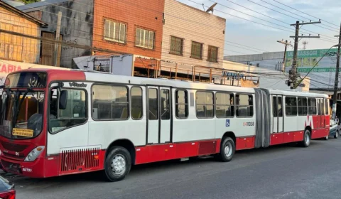 Três bandidos tocam o terror durante assalto em ônibus na zona Leste