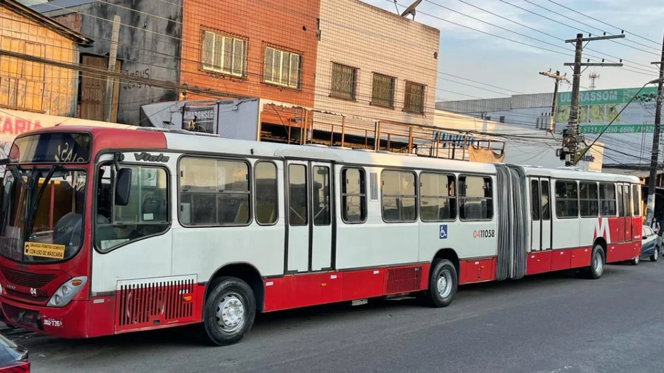 Três bandidos tocam o terror durante assalto em ônibus na zona Leste