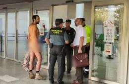 Homem condenado por ir pelado à delegacia vai nu ao tribunal 
