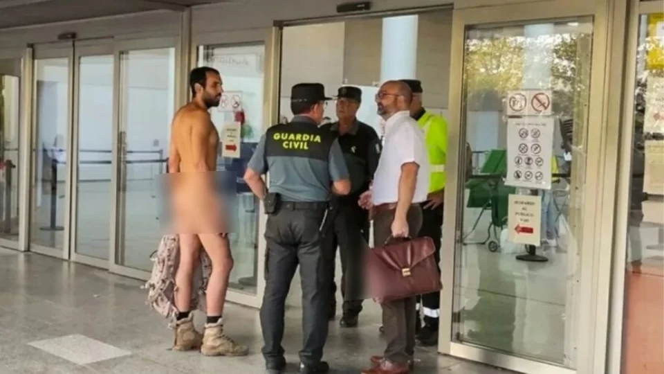 Homem condenado por ir pelado à delegacia vai nu ao tribunal 