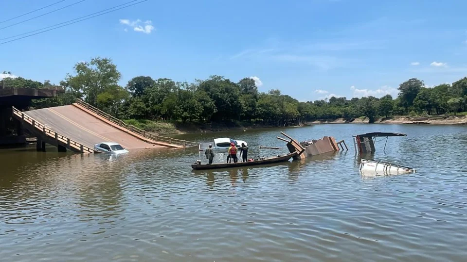 Buscas por desaparecidos no desabamento de ponte na BR-319 são retomadas
