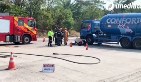 Motoqueiro morre em acidente ao bater moto em caminhão