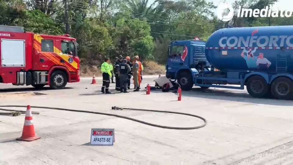 Motoqueiro morre em acidente ao bater moto em caminhão