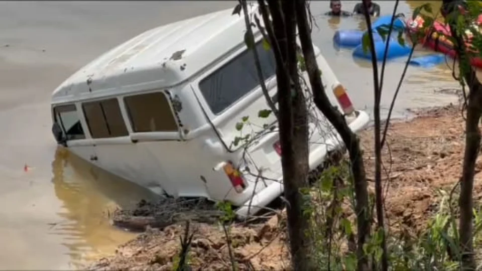 Buscas por desaparecidos no desabamento de Ponte na BR-319 segue pelo terceiro dia