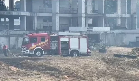 Incêndio se alastra em obra abandonada no bairro Adrianópolis
