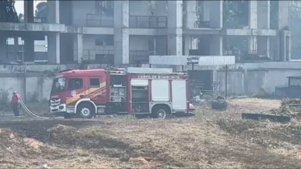 Incêndio se alastra em obra abandonada no bairro Adrianópolis