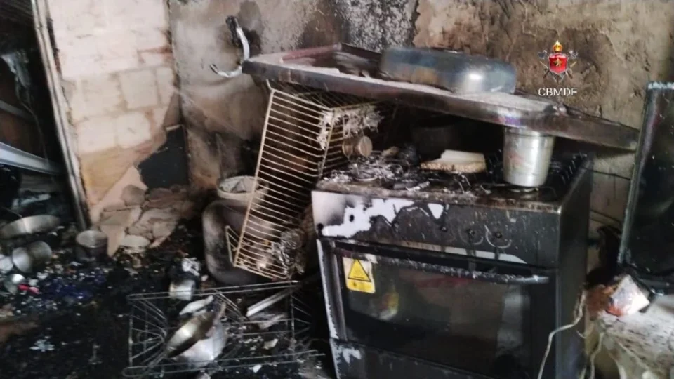 Homem esfaqueia a esposa na frente da filha e tenta atear fogo na casa