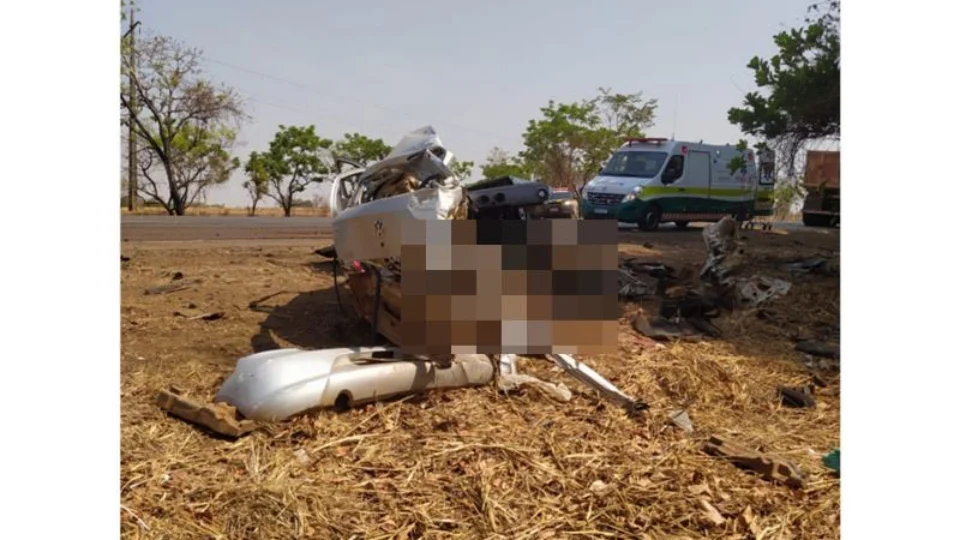 Mãe e filho morrem em acidente entre carro e caminhão