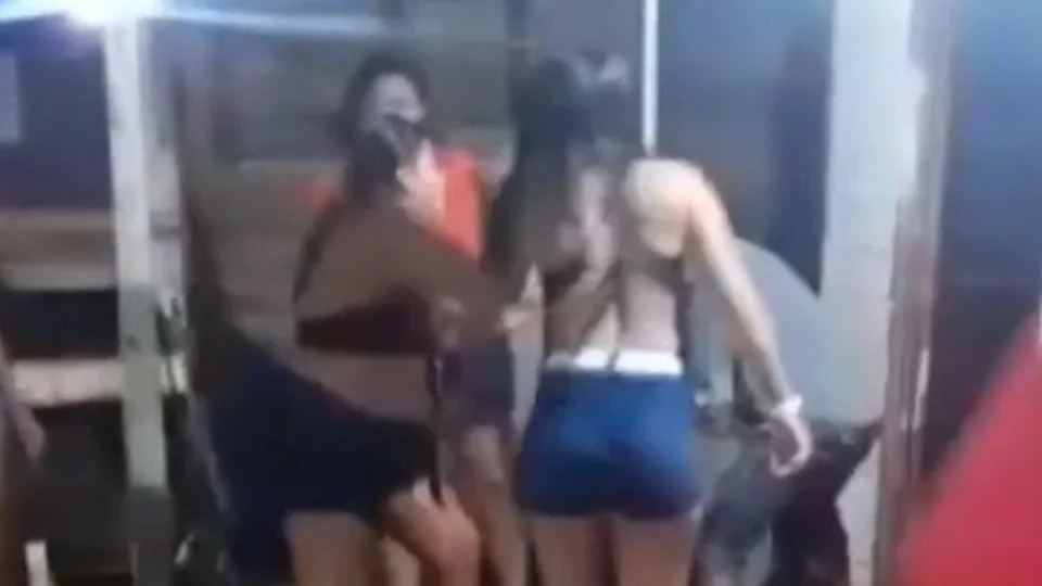 Homem acusado de assédio sexual é agredido por irmãs da vítima