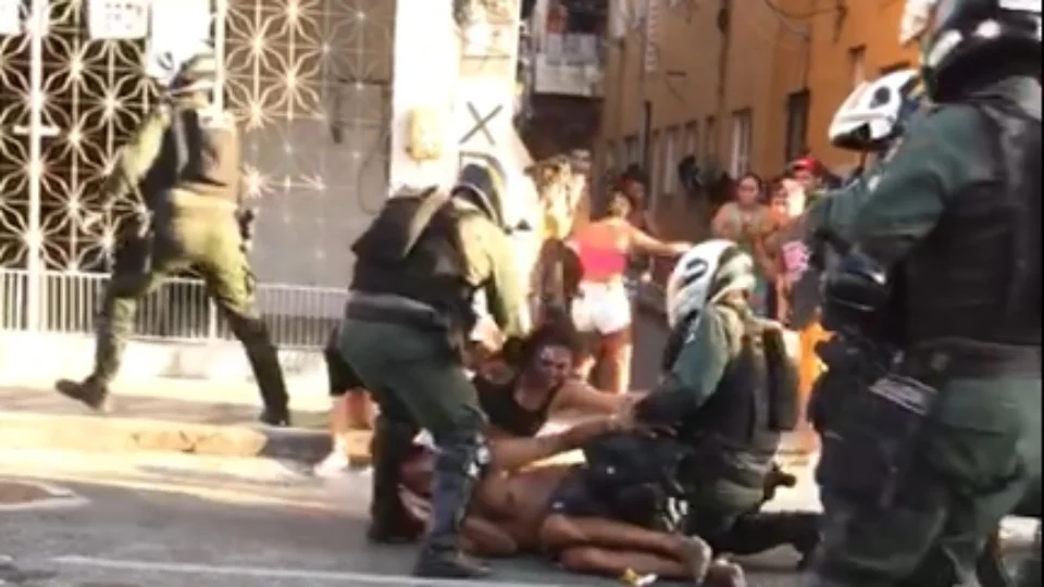 VÍDEO: Policiais agridem mulheres com chutes e spray de pimenta