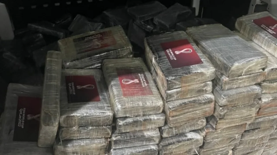Polícia apreende cocaína embalada com logomarca da Copa do Mundo