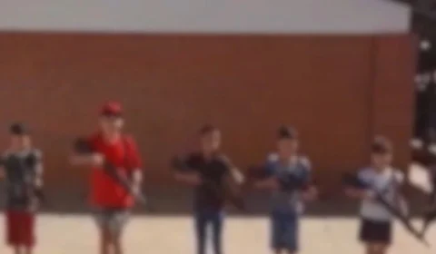 Vídeo: crianças marcham e empunham réplicas de fuzis dentro de escola