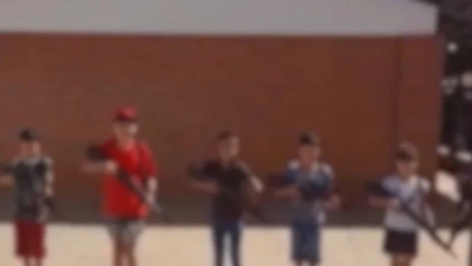 Vídeo: crianças marcham e empunham réplicas de fuzis dentro de escola