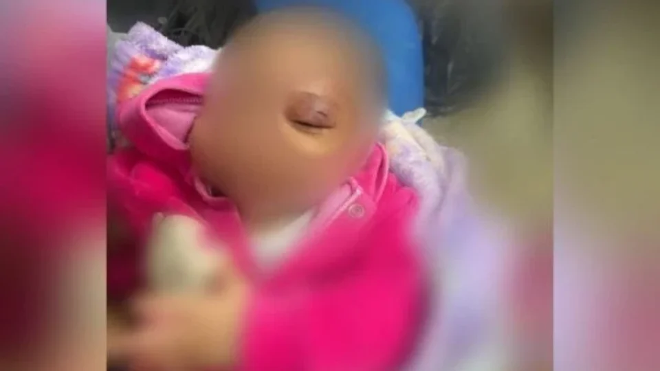 Pai dá soco em bebê recém-nascida durante briga