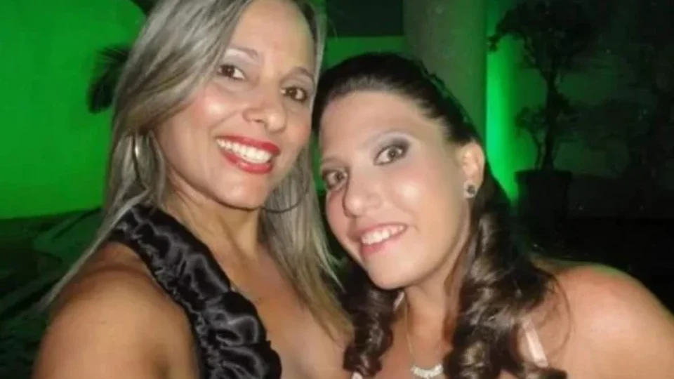 Mãe e filha morrem carbonizadas após carro bater contra carreta