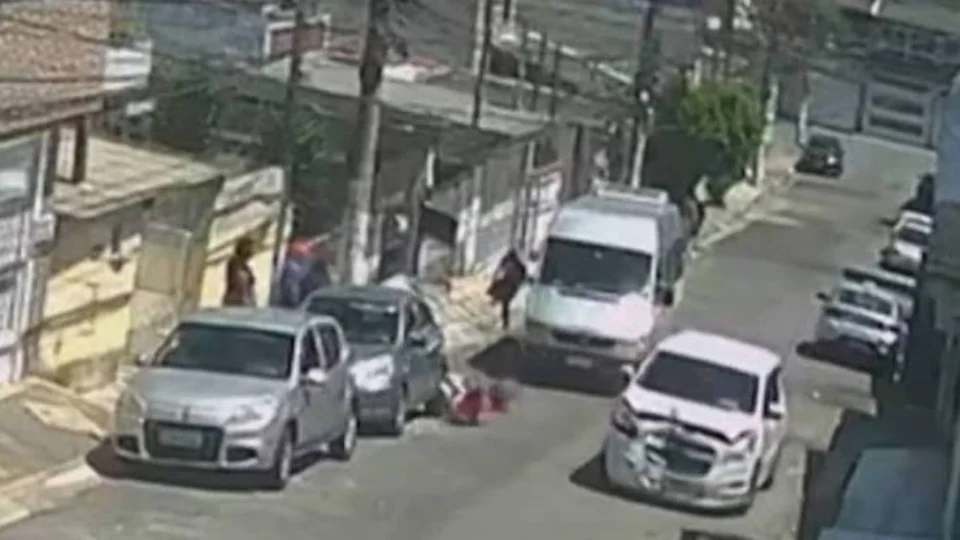 Menina de 11 anos é atropelada ao sair de carro escolar