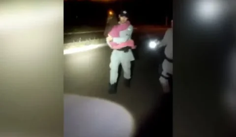 Menina é resgatada após ser sequestrada por padrasto que morreu