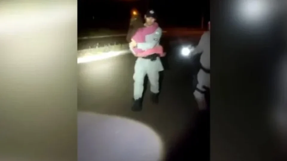 Menina é resgatada após ser sequestrada por padrasto que morreu