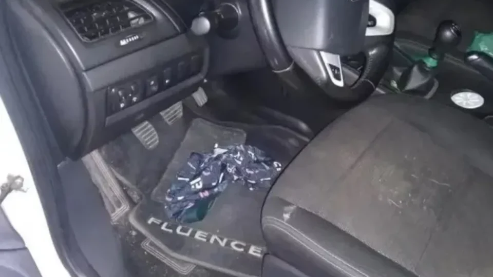 Padrasto é flagrado sem cueca com enteada de 11 anos seminua no carro