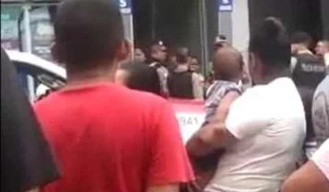 Mãe xinga e agride filha de nove anos em via pública