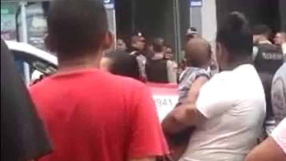 Mãe xinga e agride filha de nove anos em via pública