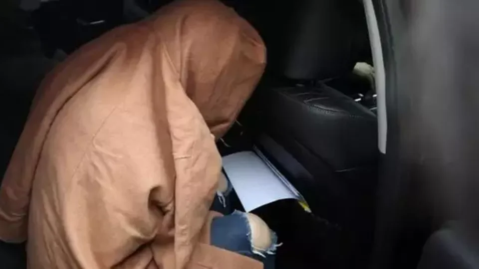 Polícia prende mãe que assassinou e colocou corpos de filhos em mala