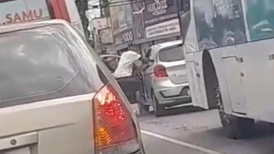 Vídeo flagra assaltante agredindo motorista em sinal de trânsito