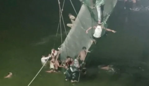 Ponte desaba e deixa pelo menos 68 pessoas mortas