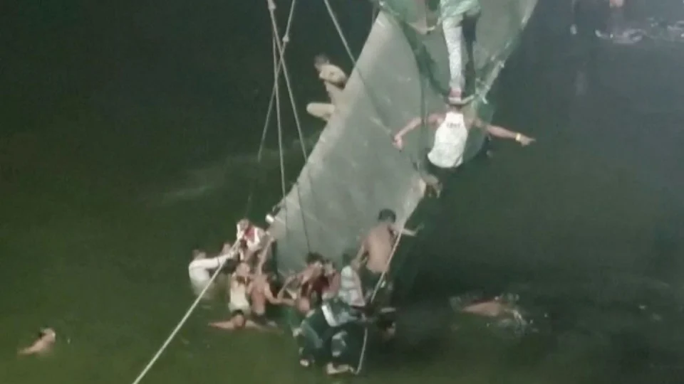 Ponte desaba e deixa pelo menos 68 pessoas mortas