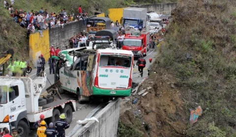 Capotamento de ônibus deixa 20 pessoas mortas e 15 feridas