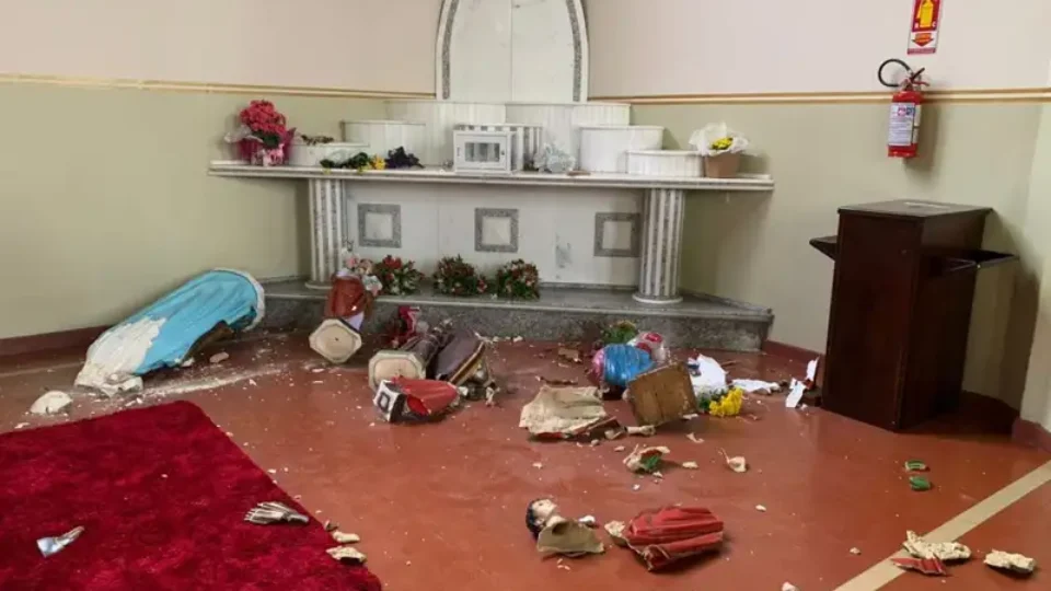Homem invade paróquia e quebra 28 imagens de santos