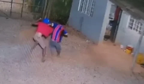 Vídeo chocante mostra homem esfaqueando rival várias vezes