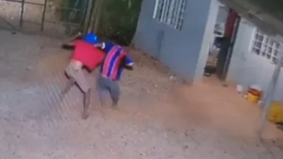 Vídeo chocante mostra homem esfaqueando rival várias vezes