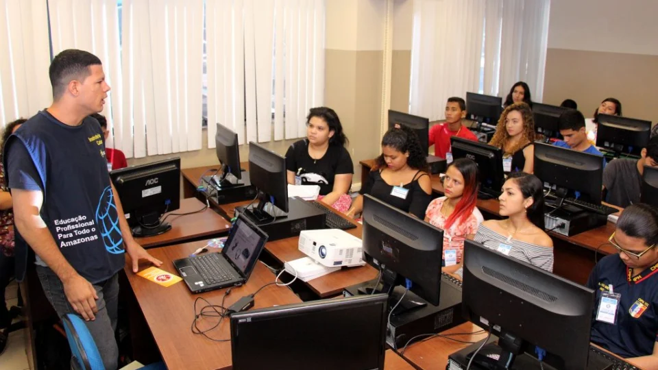 Escola do Legislativo da Câmara forma nova turma de Informática