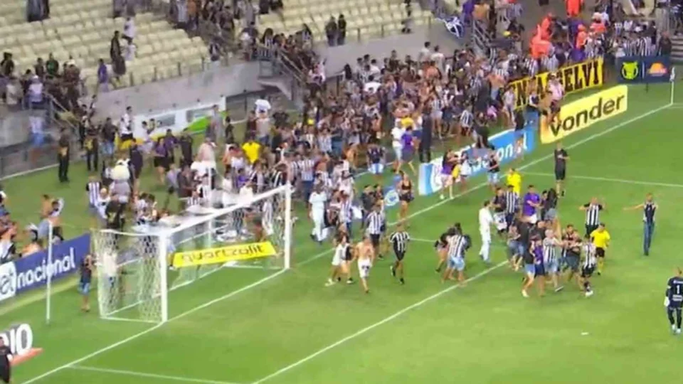 Vídeo: Torcida do Ceará invade campo do Castelão após empate com o Cuiabá