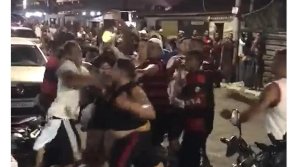 Vídeo mostra briga generalizada entre torcedores em bar de Manaus
