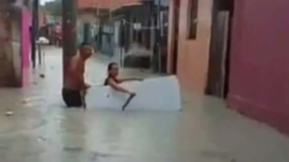 Por falta de infraestrutura igarapé transborda e alaga casas no Monte das Oliveiras