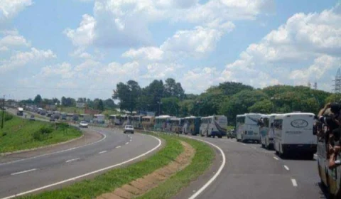 VÍDEO: Ônibus com torcedores do Corinthians são apedrejados antes de final