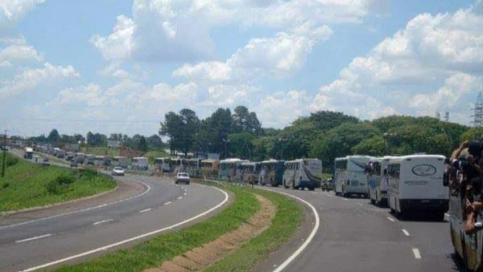 VÍDEO: Ônibus com torcedores do Corinthians são apedrejados antes de final
