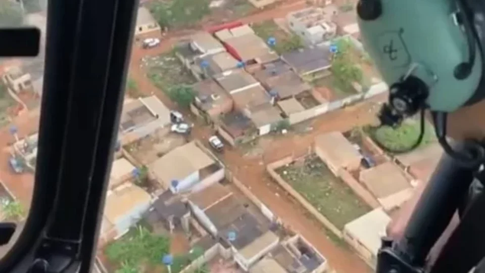 Homem faz mulher refém, rouba carros e é preso após perseguição