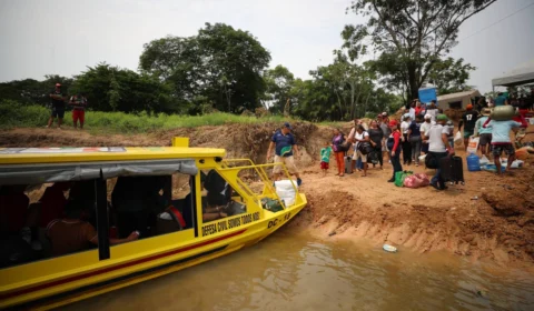 Bombeiros continuam buscas por desaparecidos no desabamento da ponte da BR-319