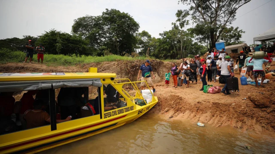 Bombeiros continuam buscas por desaparecidos no desabamento da ponte da BR-319