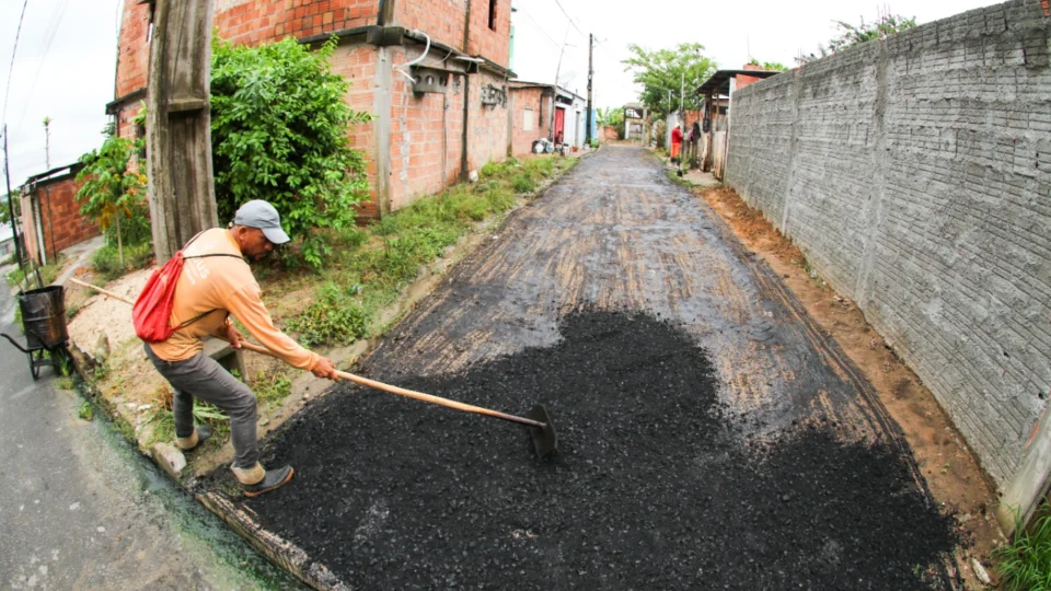Colônia Antônio Aleixo recebe obras de recuperação asfáltica