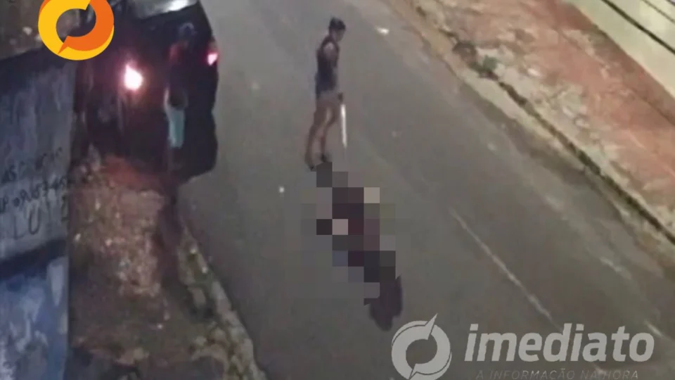 Veja o momento em que mulher, membro de facção, atira em homem no Boulevard