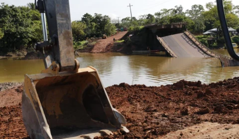 Bombeiros fazem sétimo dia de buscas por desaparecido em acidente com ponte na BR-319