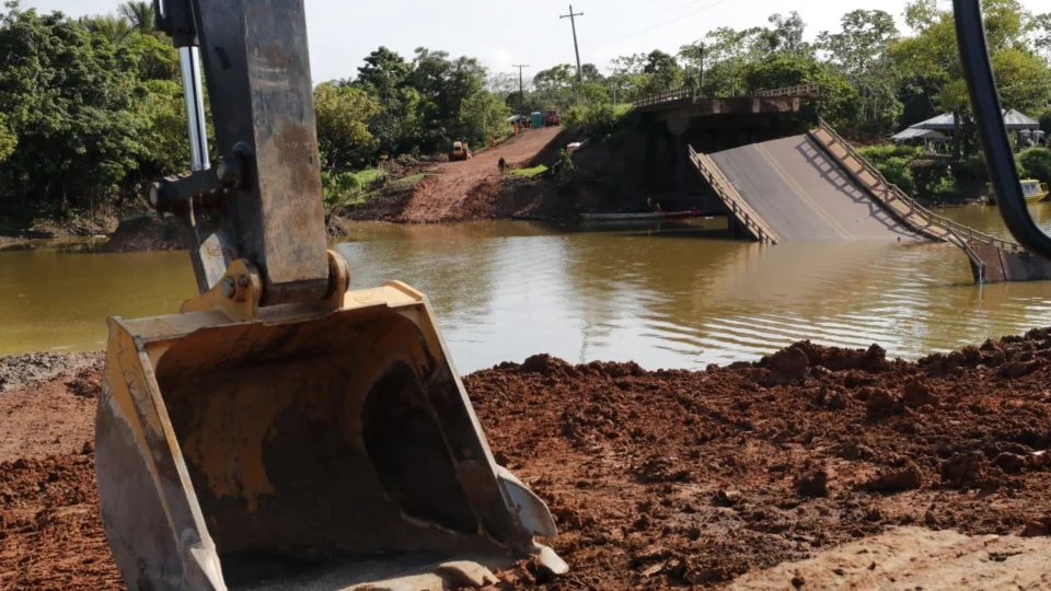 Bombeiros fazem sétimo dia de buscas por desaparecido em acidente com ponte na BR-319