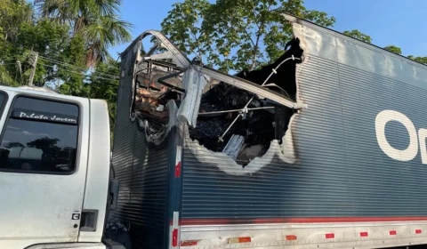 Caminhão baú com isopor e papelão pega fogo no bairro Aleixo
